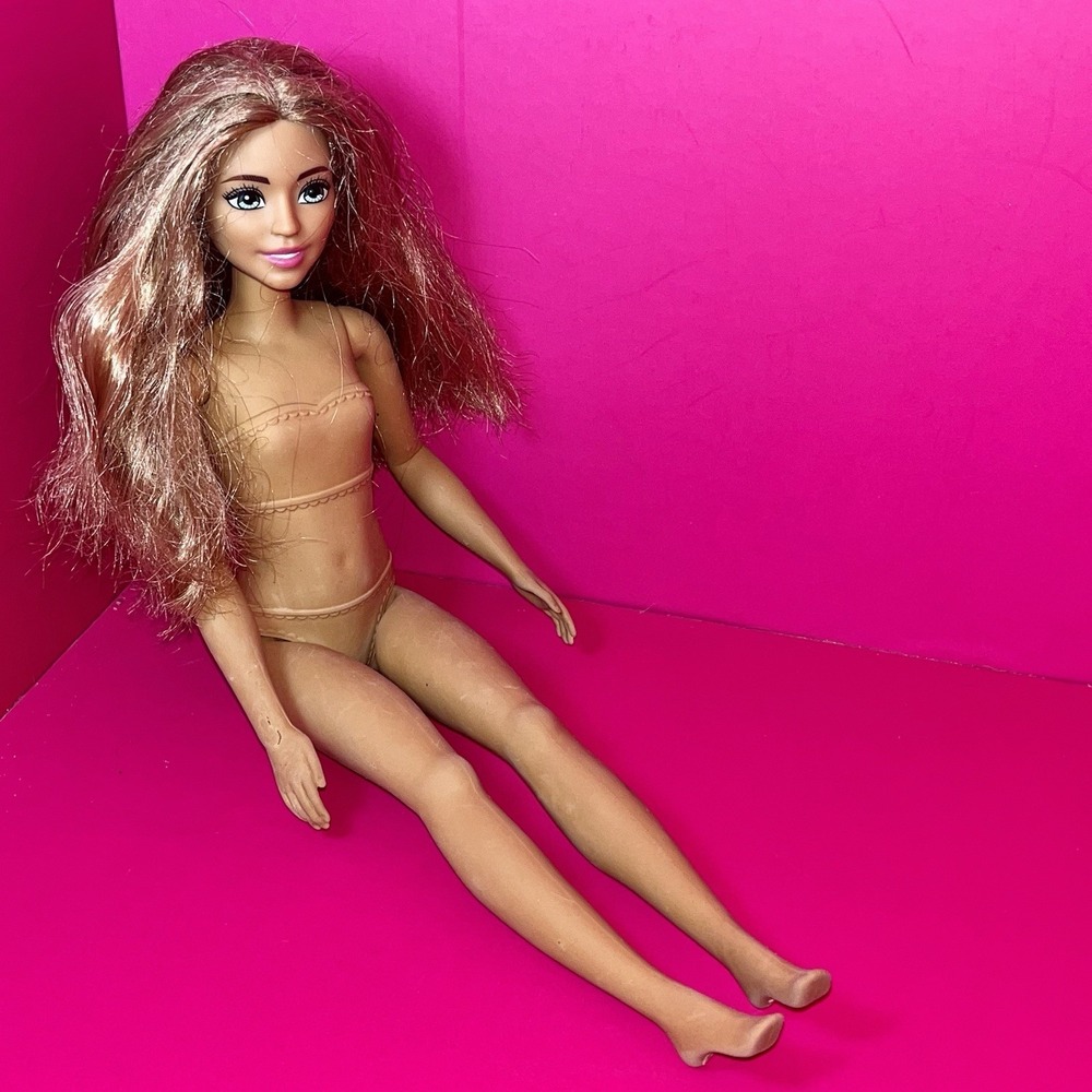 2022 Barbie Mattel Brown Hair Doll Green Eyes R44HF HLL21